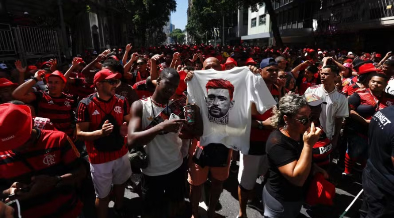 Torcida do Flamengo aguarda os jogadores no Centro do Rio de Janeiro para a festa pelo tetracampeonato da Libertadores |  Gabriel de Paiva