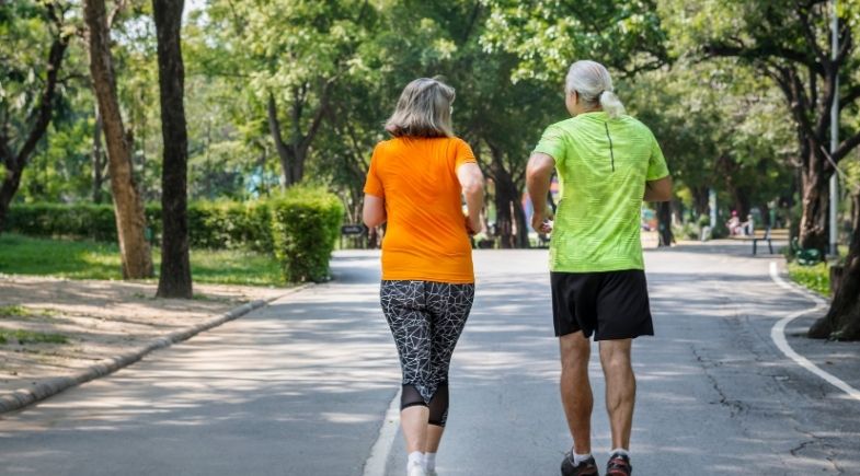 Caminhar reduz o risco de morte precoce por diversas causas. | Reprodução/ Freepink
