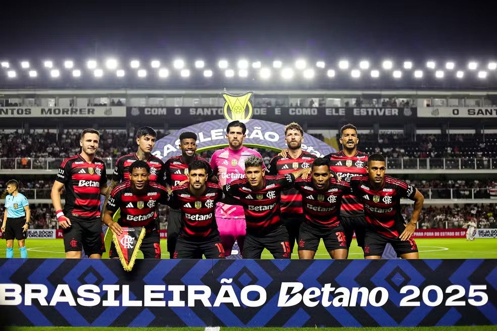 Flamengo posado antes do jogo contra o São Paulo, na Vila Belmiro — Foto: Gilvan de Souza/Flamengo 