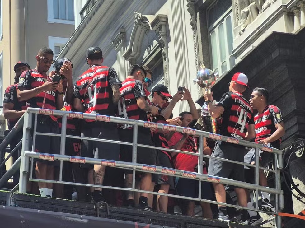 Jogadores do Flamengo em festa durante comemoração no Rio - Foto: Thiago Lima