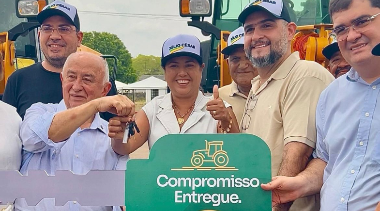 Prefeitura de Cocal de Telha recebe nova Pá-Carregadeira para o município
