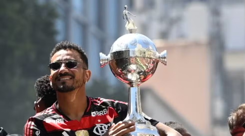 Taça da Libertadores quebra durante festa do Flamengo e aparece com remendo  | André Durão