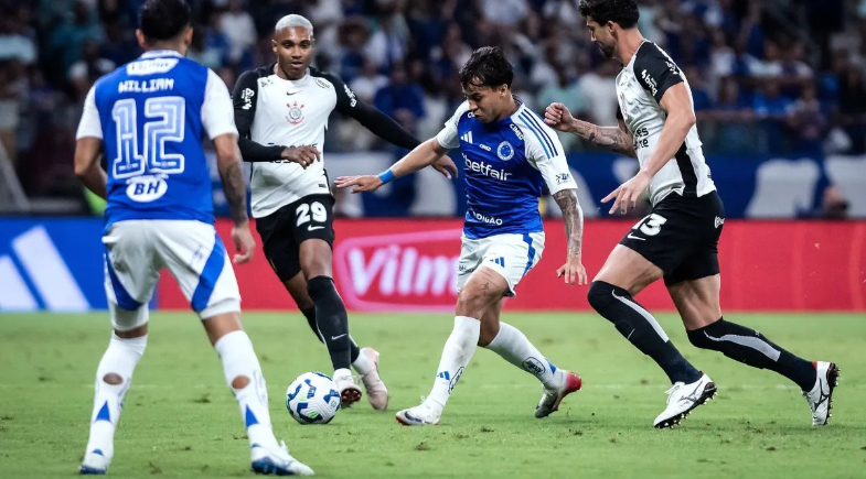 Cruzeiro e Corinthians durante partida do Campeonato Brasileiro | Gustavo Aleixo/Cruzeiro