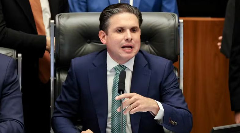 O presidente da Câmara, Hugo Motta, durante a sessão em que foi aprovado o projeto que reduz penas  | — Foto: Sergio Lima/AFP