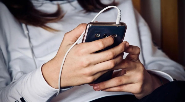 Adolescente manuseando celular | Imagem de Pixabay