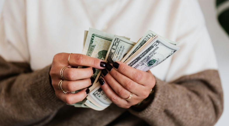 Alguns signos precisam frear gastos neste fim de ano; veja quais