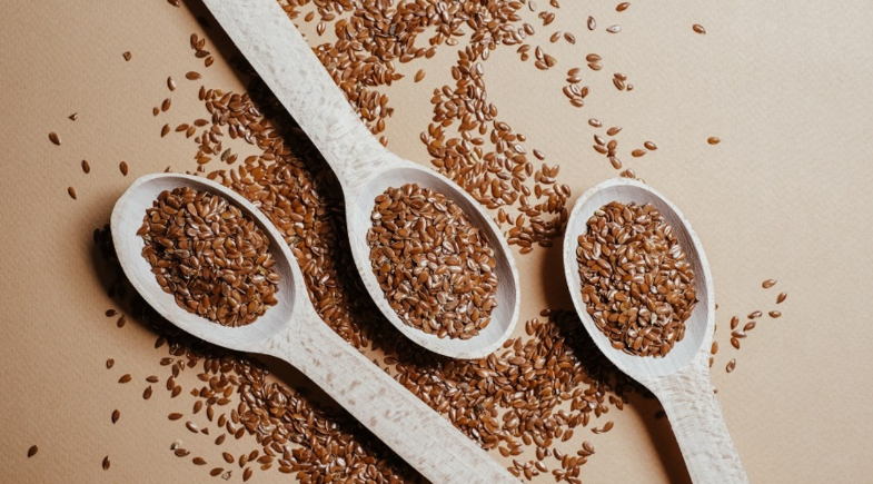Por que incluir linhaça na dieta? Saiba benefícios para digestão, hormônios e imunidade