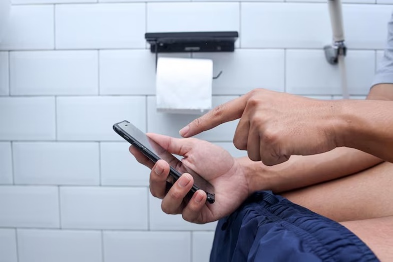 Uso do celular no banheiro pode aumentar risco de hemorroidas, aponta estudo
