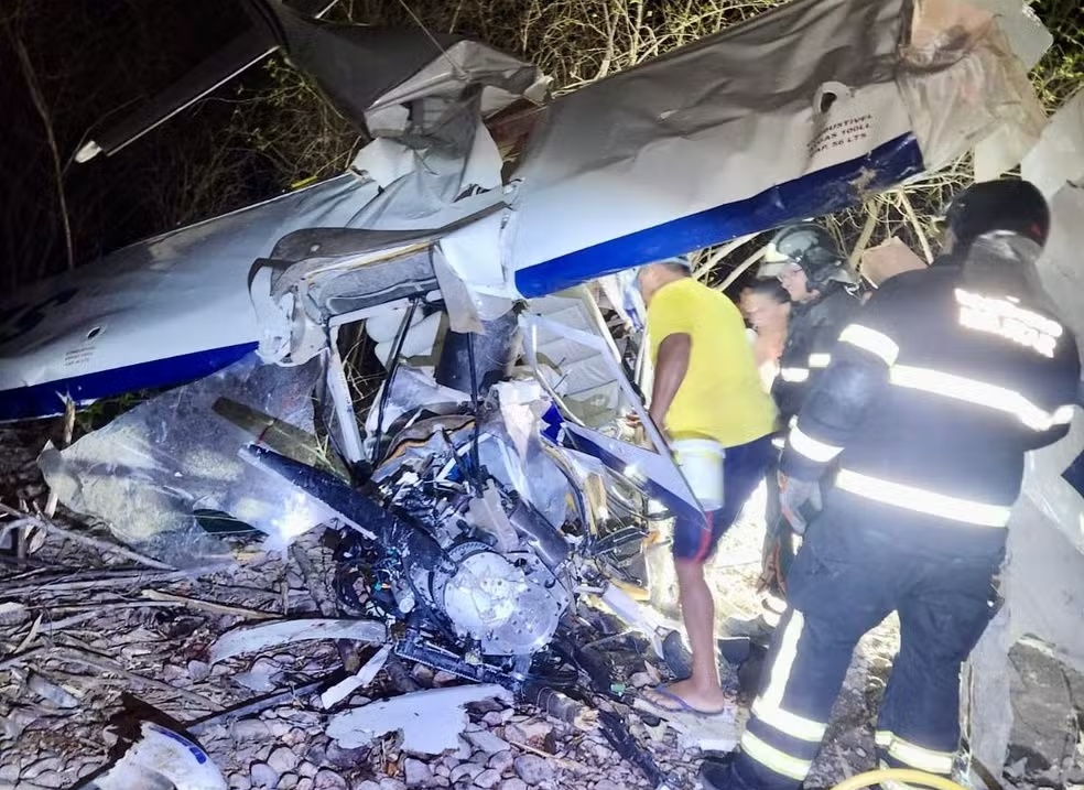Avião monomotor com dois ocupantes cai no interior do RN (Foto: Reprodução/ Corpo de Bombeiros)