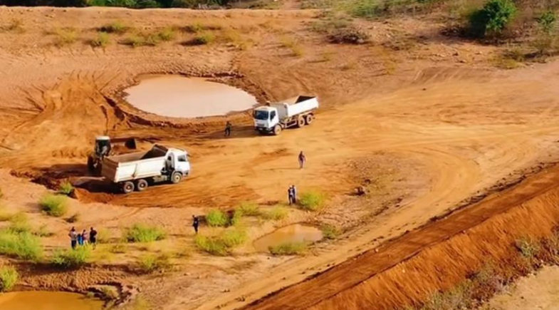 Limpeza e ampliação da Barragem da Pitombeira em Queimada Nova segue em ritmo acelerado