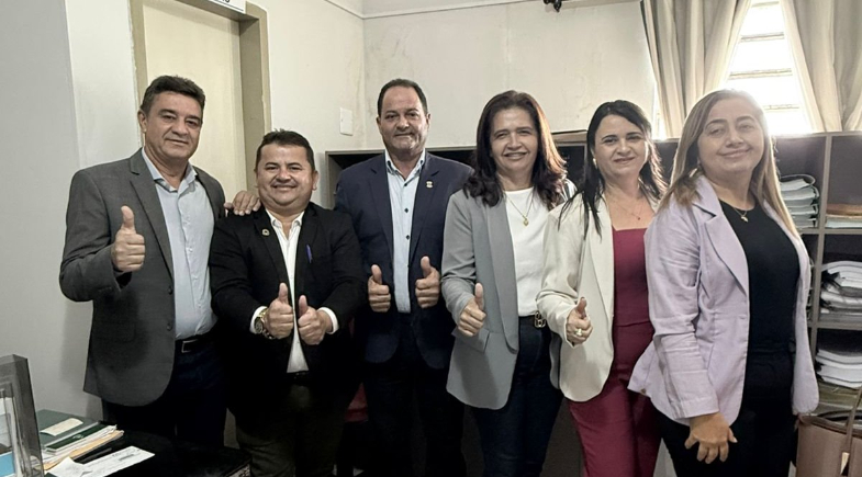 Prefeita de Pimenteiras sanciona lei histórica que valoriza profissionais da educação