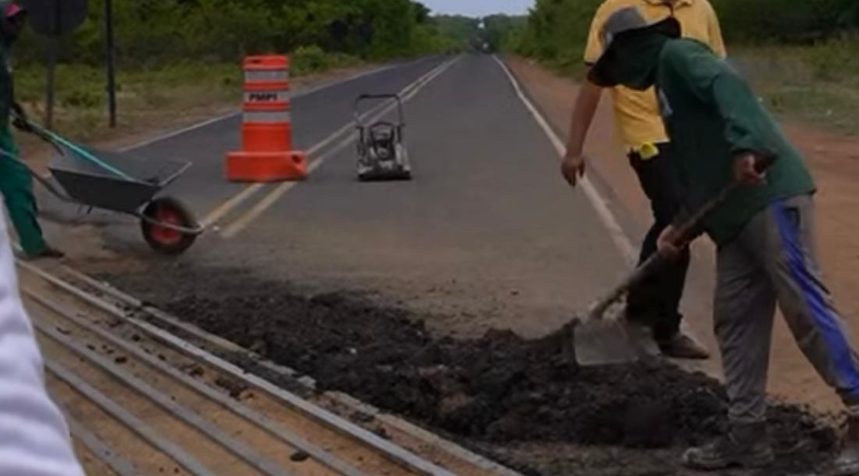 Prefeitura de Castelo do Piauí realiza recuperação do trecho de cruzamento da PI-115 com a linha férrea