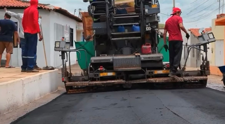Obras de pavimentação asfáltica em ruas de Itainópolis segue em ritmo acelerado