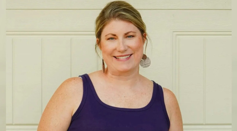 Jovem descobre câncer de mama avançado após pensar que sintomas eram só cansaço