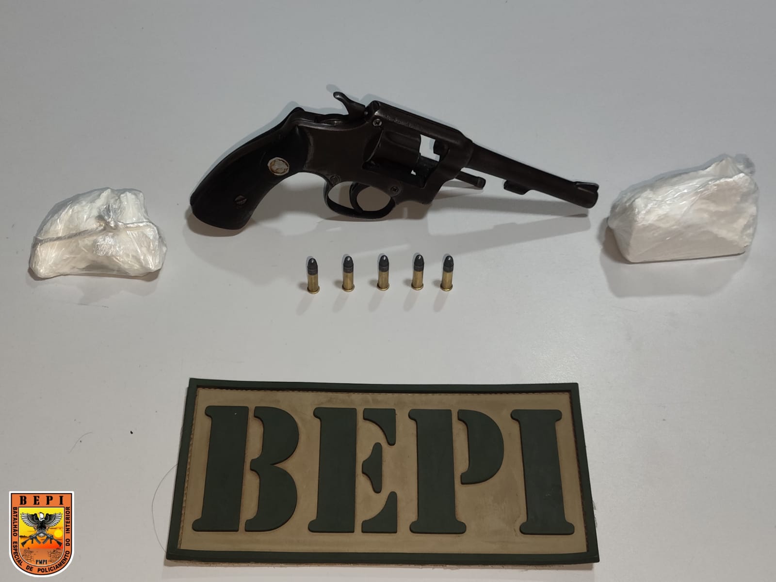 Arma de fogo e drogas apreendidas | Foto: Polícia Militar