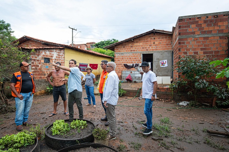 Prefeito acompanha atendimento da Sasc e Defesa Civil a famílias afetadas pelas chuvas na região do Vão Seco