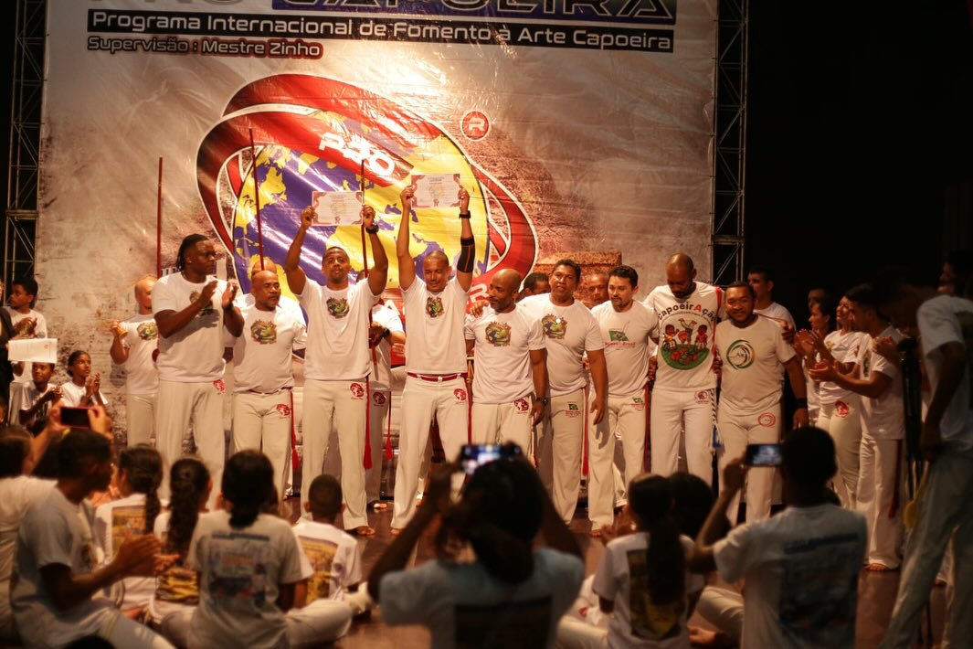 Professor Evaiston Sousa Pompeu recebe graduação de Mestrando em Capoeira - Imagem 3