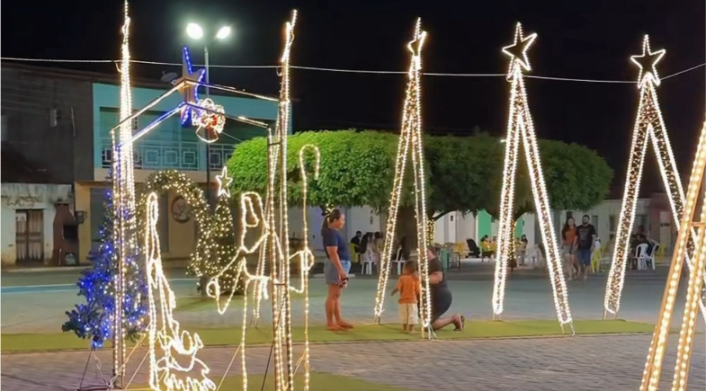 Praças e ruas de Coronel José Dias recebem decoração natalina 