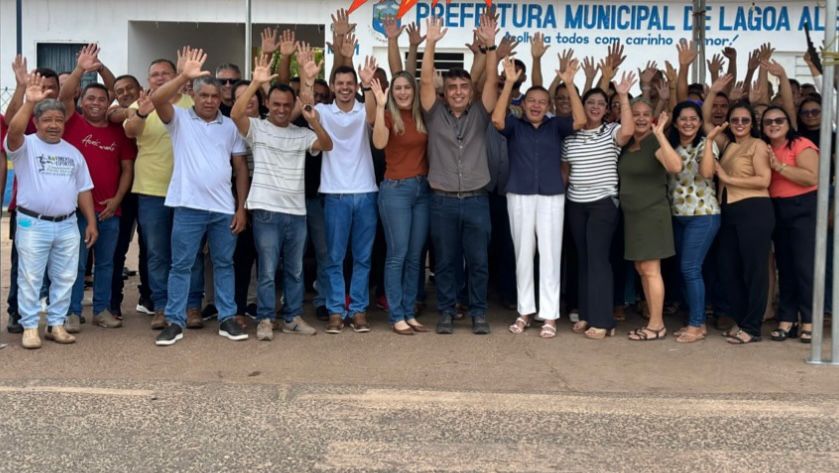Gestão municipal na cerimônia de entrega dos veículos - Foto: Prefeitura de Lagoa Alegre
