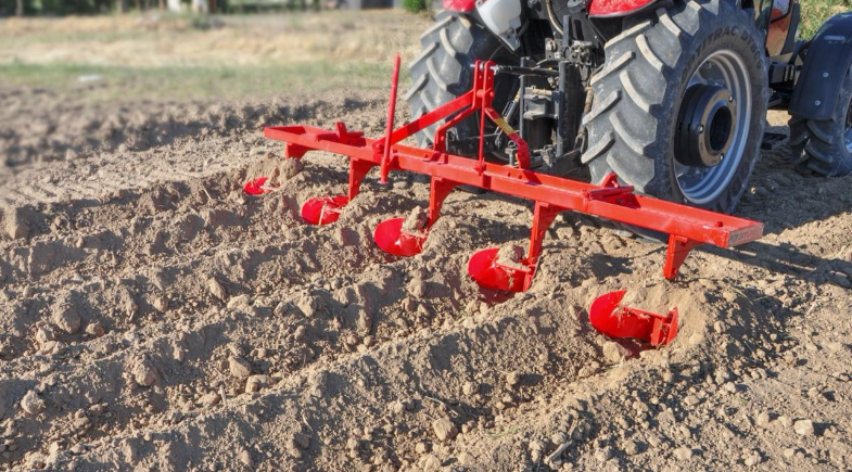Prefeitura de Coronel José Dias realiza aração de terras na zona rural do município