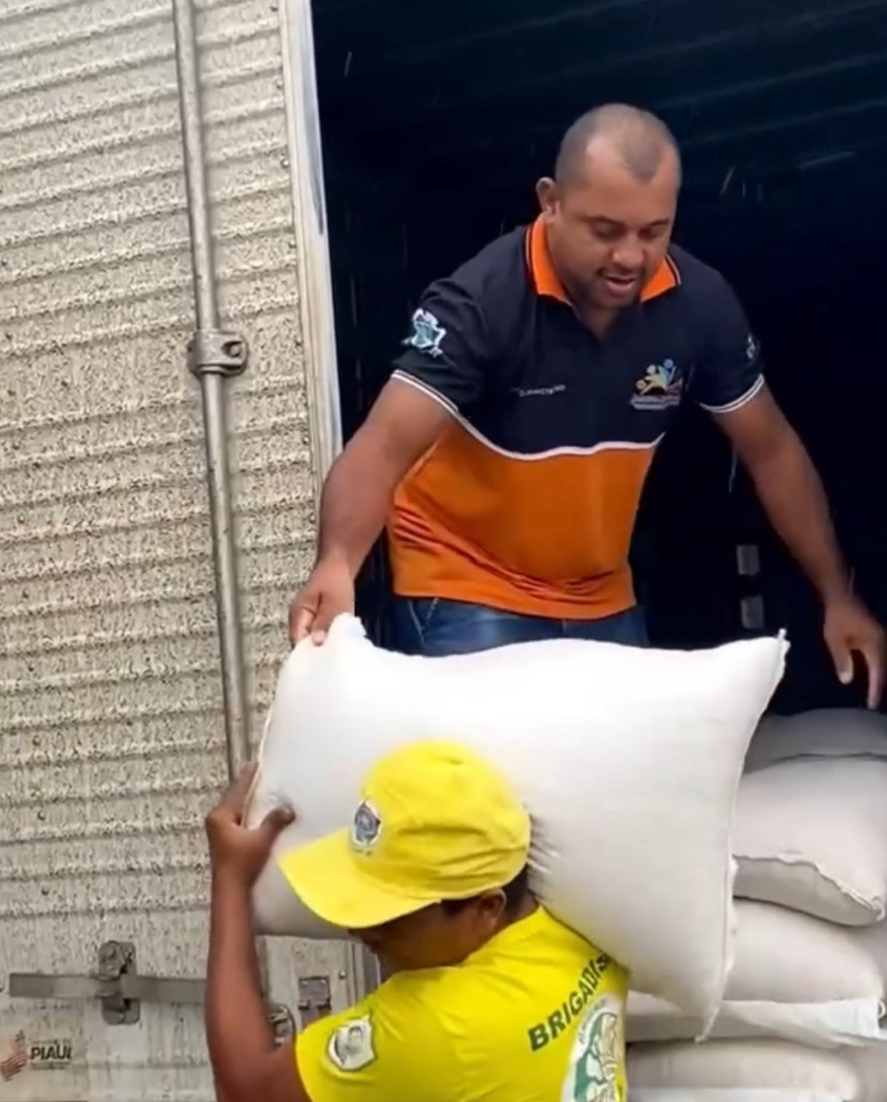 Prefeitura de Campo Largo do Piauí realiza entrega de sementes para agricultores familiares - Imagem 1