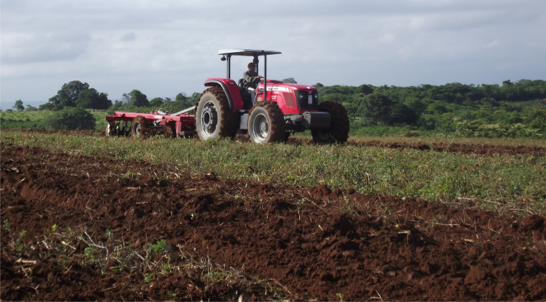 Prefeitura de Arraial realiza aração de terras na zona rural do município