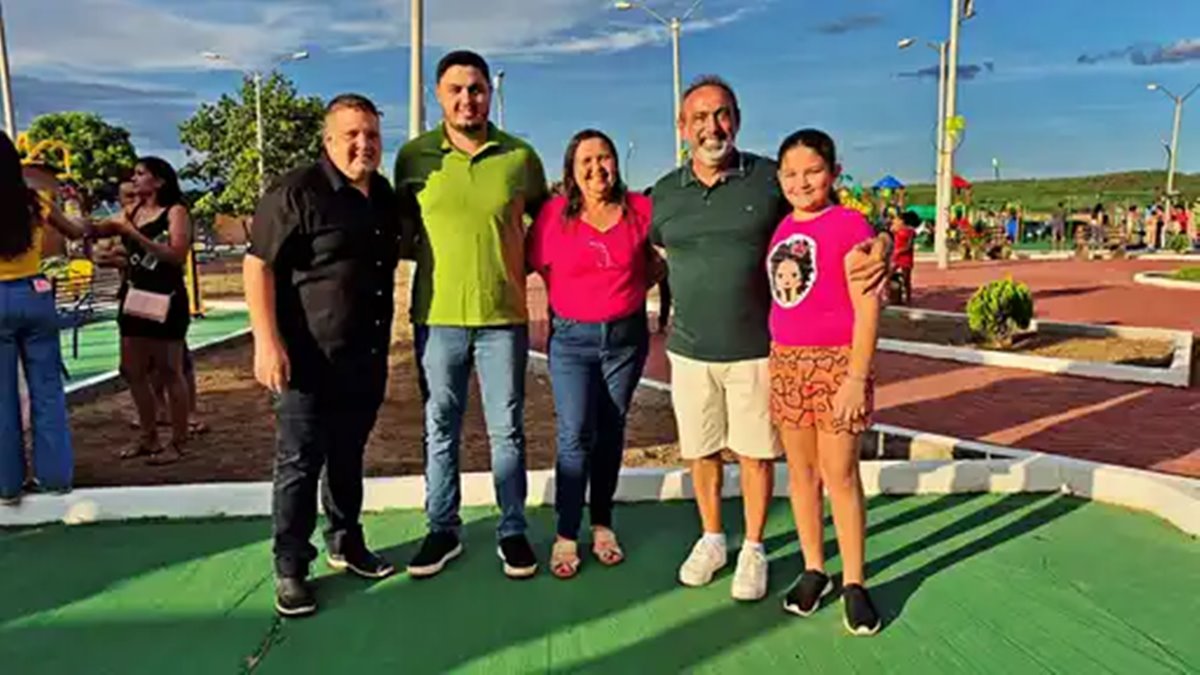 Prefeito Erivaldo Lopes inaugura Parquinho Infantil no bairro Jardim Lavina em Santo Antônio de Lisboa - Imagem 5
