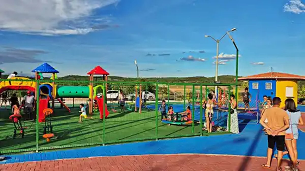 Prefeito Erivaldo Lopes inaugura Parquinho Infantil no bairro Jardim Lavina em Santo Antônio de Lisboa - Imagem 7
