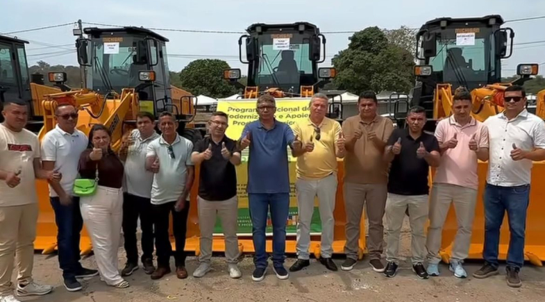 Prefeitura de Nossa Senhora de Nazaré recebe nova Pá-Carregadeira para o município