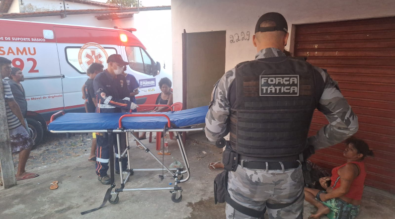 Samu durante atendimento a homem | Polícia Militar