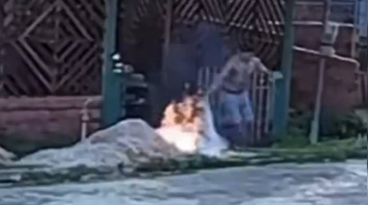  Homem joga lençol pegando fogo (Foto: Reprodução)