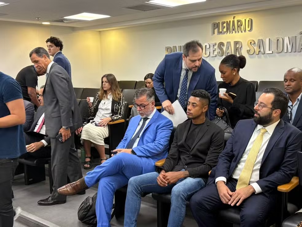 Bruno Henrique no plenário do STJD — Foto: Emanuelle Ribeiro 