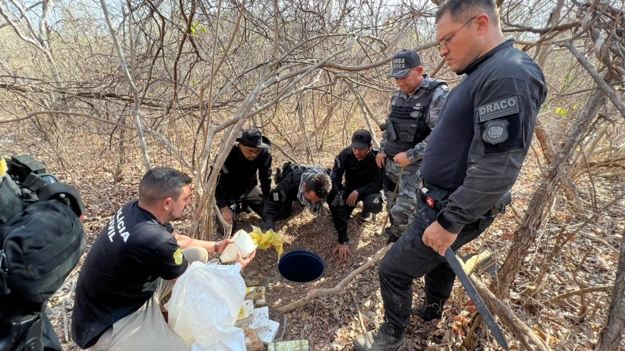 Policiais retirando drogas de tambor enterrado no Piauí | Foto: Polícia Civil