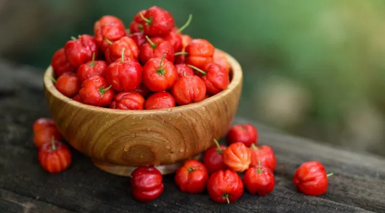 Entenda como a acerola pode ser uma aliada na alimentação, seus benefícios e um alerta