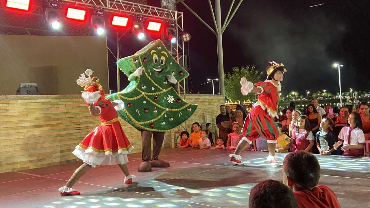 Campo Maior abre oficialmente o “Encantos do Natal” com grande celebração na Praça Valdir Fortes - Imagem 4