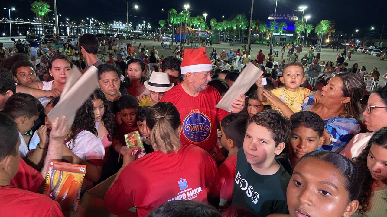 Campo Maior abre oficialmente o “Encantos do Natal” com grande celebração na Praça Valdir Fortes - Imagem 8