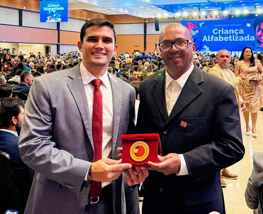 Prefeito recebe Selo Nacional de Compromisso com a Alfabetização em Brasília