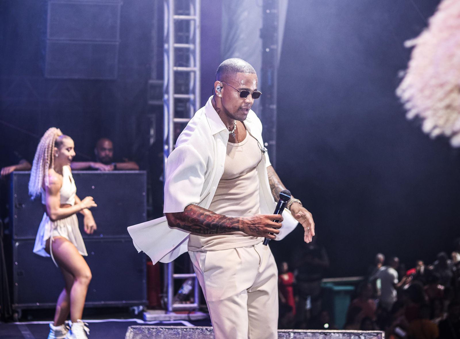 Léo Santana arrasta multidão na primeira noite do Carnaval Água Branca 2025