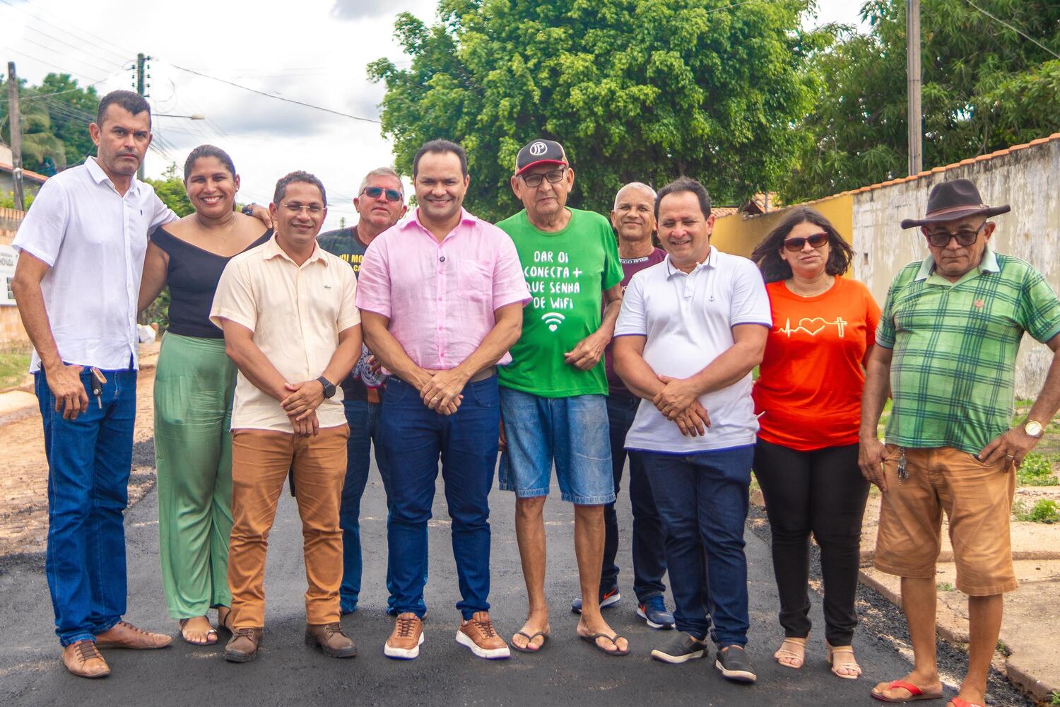 Prefeito Pedro Gomes leva primeiro asfalto ao bairro Santa Rosa