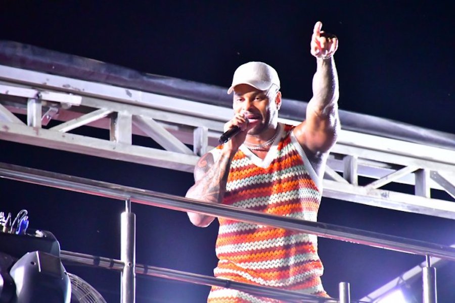 Arrastão com Tony Sales marca abertura do Carnaval 2025 em Floriano