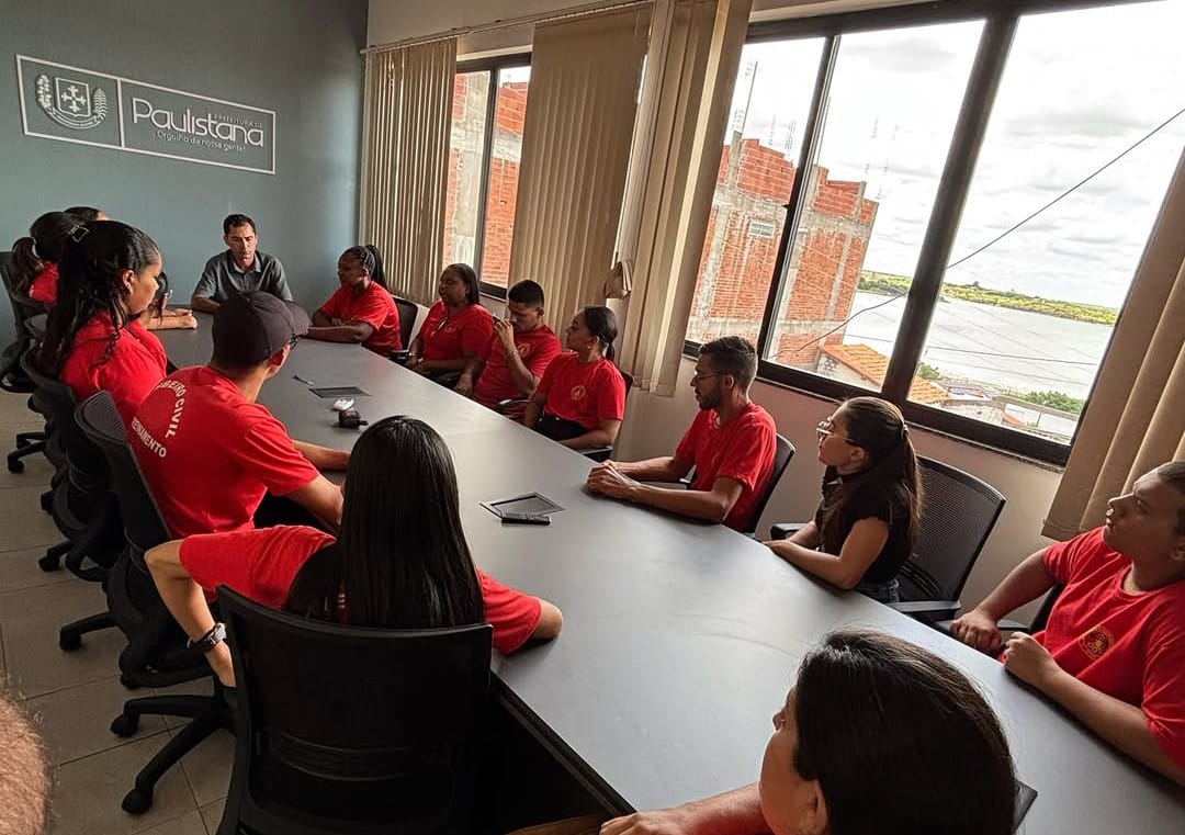 Prefeito de Paulistana recebe bombeiros para discutir criação de associação