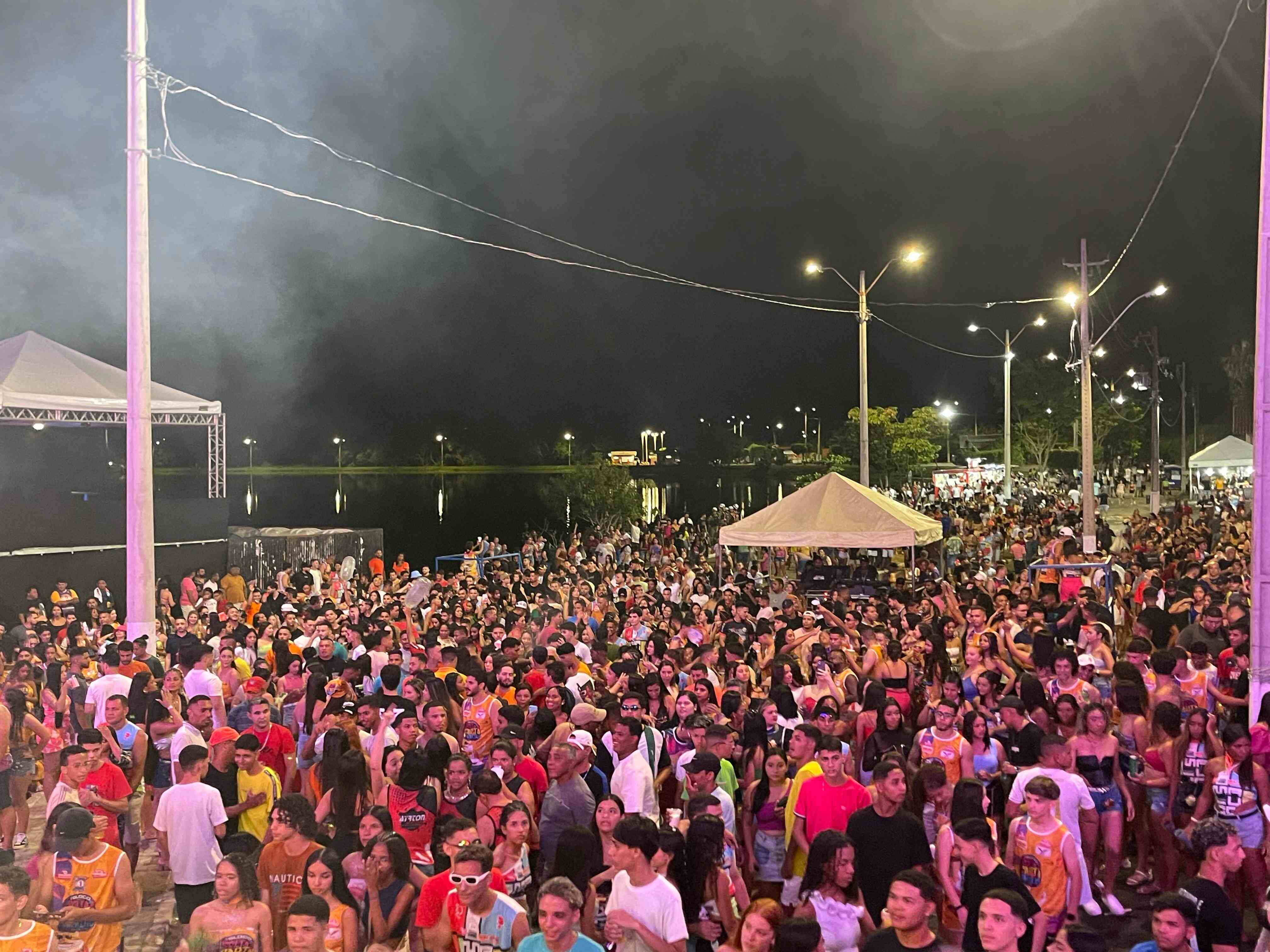 Tradicional desfile de paredões arrasta multidão de foliões