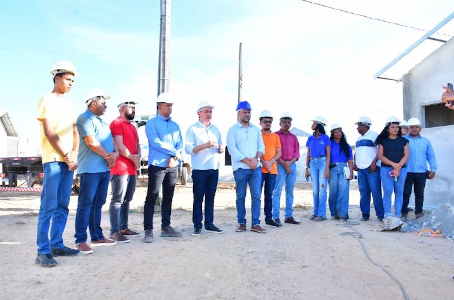 Prefeito e vice de Floriano visitam obras do 'Minha Casa, Minha Vida' no bairro Cajueiro II