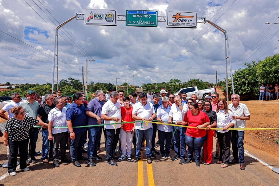 Rafael Fonteles inaugura estrada em Barra D'Alcântara e anuncia novos investimentos