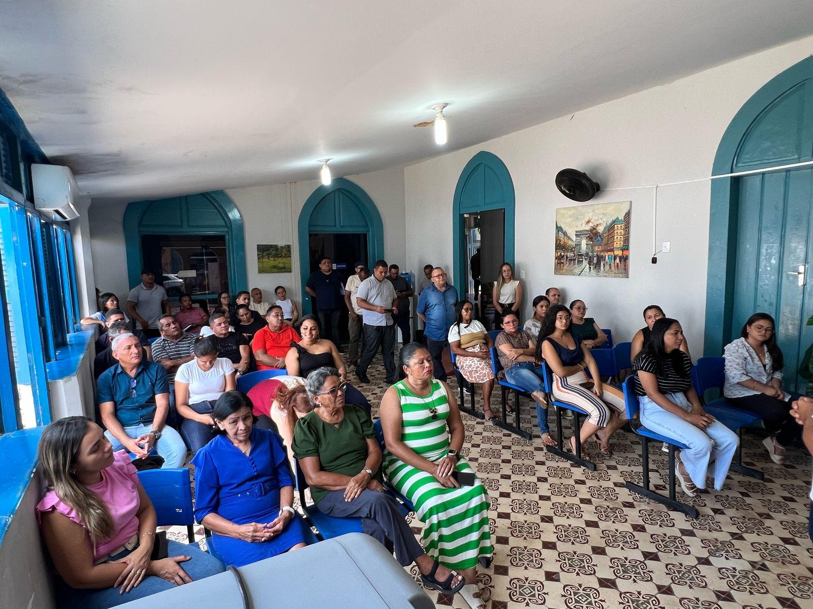 Prefeito Pedro Gomes e secretário de Educação entregam fardamento à equipe da SEMED