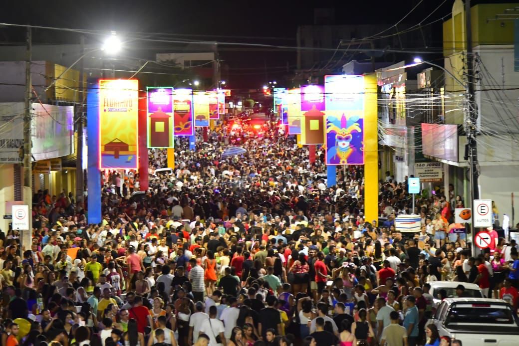 Cais e Amor: Floriano embala multidão no seu 3º arrastão com Uns Kamaradas