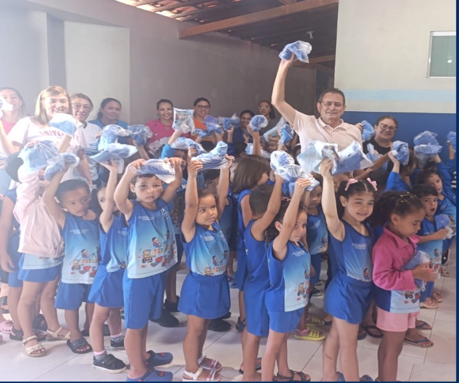 Prefeito Djalma Policarpo entrega de fardamentos e kits na creche Gisele Bezerra