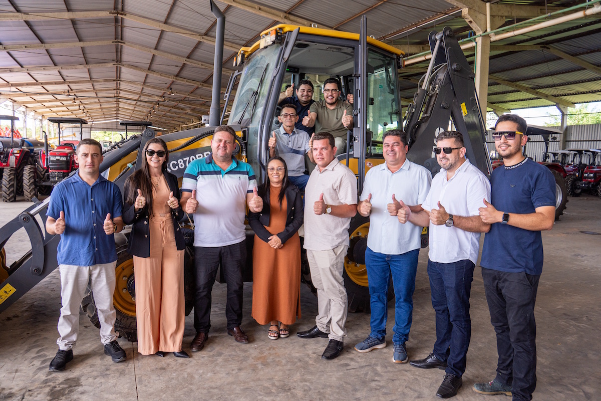 Gestão Dr. Cristiano amplia frota e entrega retroescavadeira para obras em Cocal