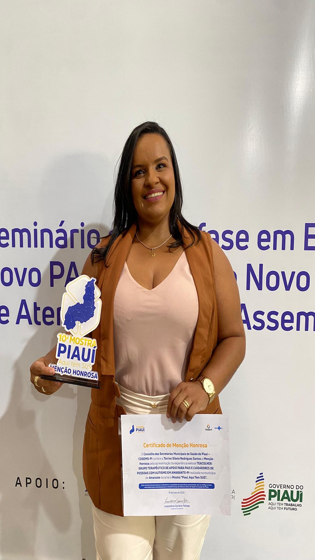 Servidora Tarine Sibele, fonoaudióloga, recebeu troféu e certificado