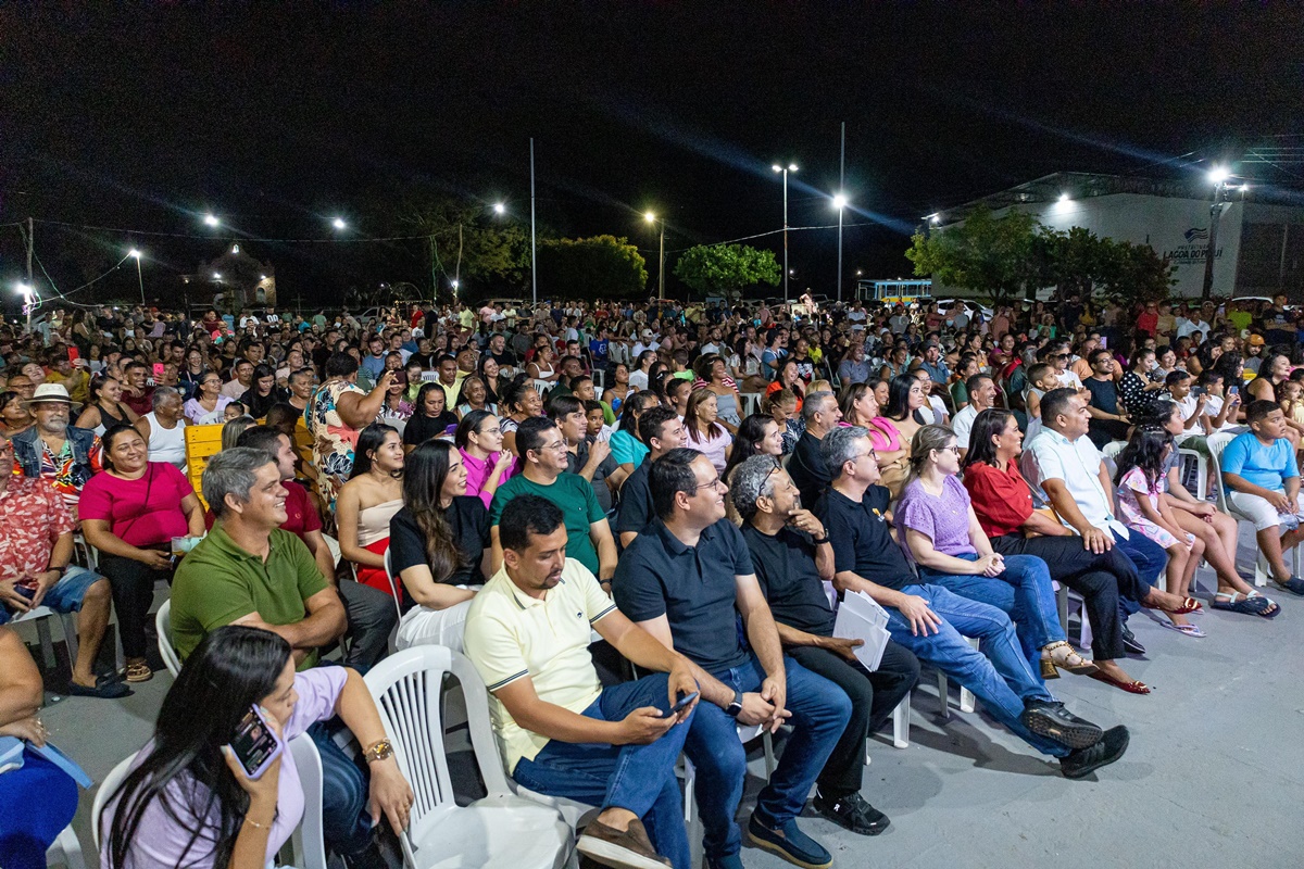 Espetáculo 'Chama na Resenha' leva alegria e lota praça em Lagoa do Piauí - Imagem 1